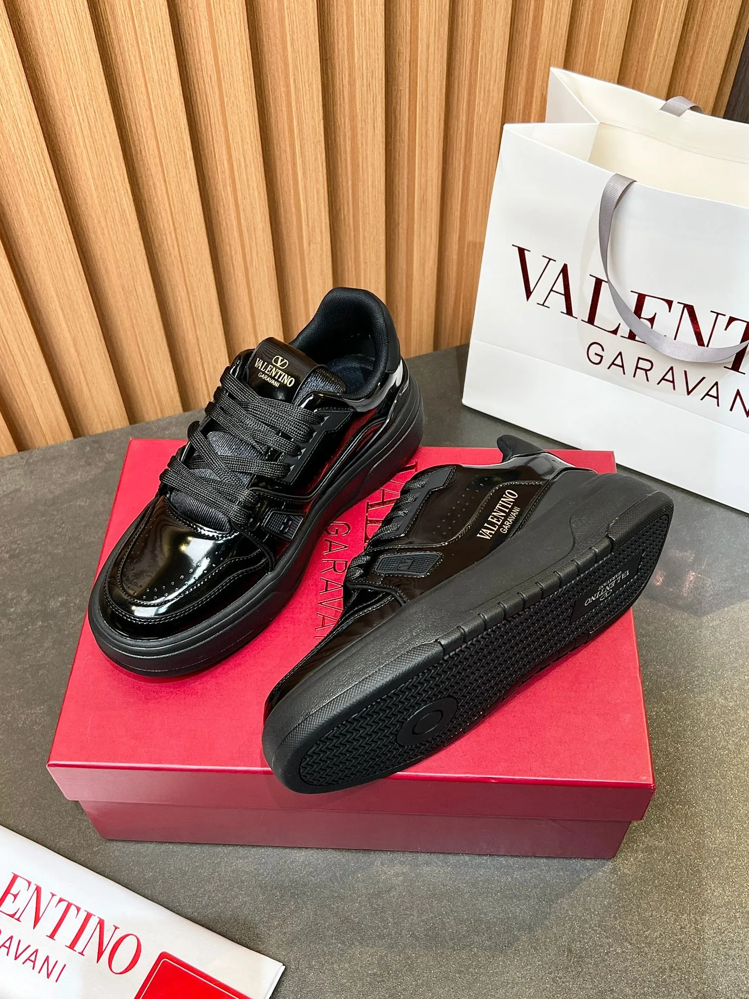 👟👟Ex-factory price 680👟👟 𝑽𝒂𝒍𝒆𝒏𝒕𝒊𝒏𝒐Valentino 𝑶𝒏𝒆𝑺𝒕𝒖𝒅 Couple's sneaker series Valentino 2025 latest couple's sneakers same style for celebrities Hot sale. The original ZP was purchased and dismantled. Repeated printing and modification. Trying to restore the original version 1:1! Top luxury masterpiece, soft and comfortable, combining fashion and leisure, bringing excellent and elegant texture and excellent on-foot comfort. Top purchasing version upper: imported calfskin surface/original oil edge craftsmanship. Lining: water-dyed cowhide lining. Outsole: original development 𝐓𝐏𝐔 two-color combination outsole. Packaging: original configuration complete package. Code number: 34-44